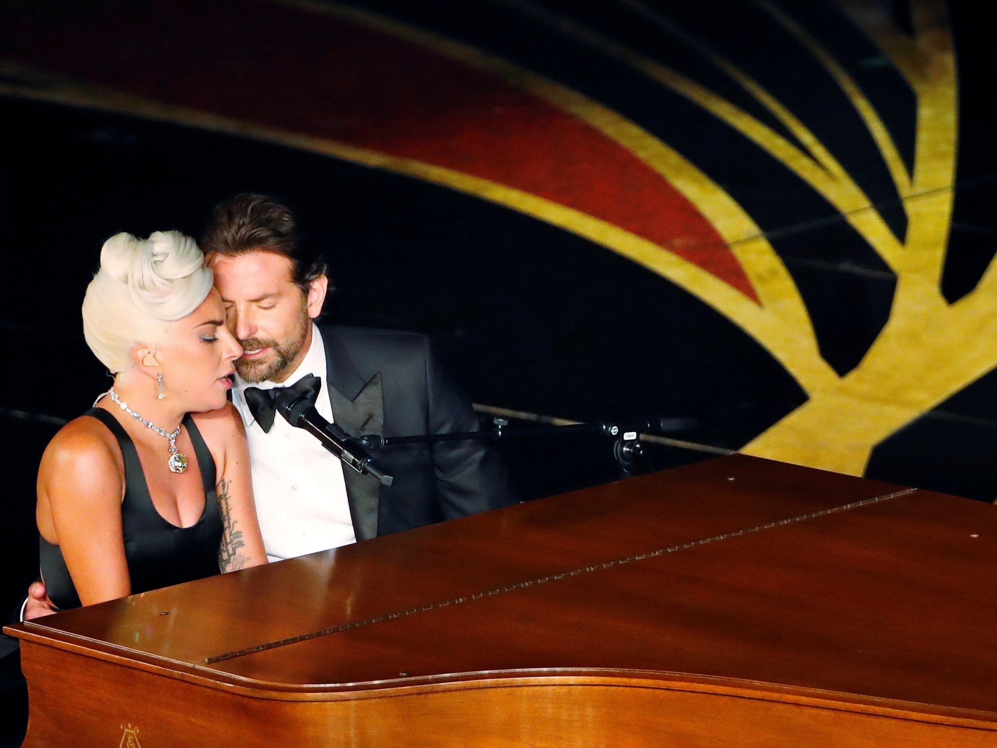 Bradley Cooper performs with Lady Gaga at the 2019 Oscars