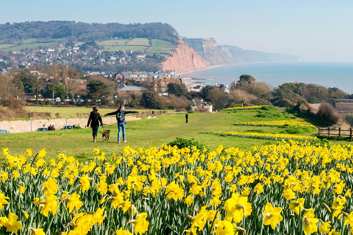 UK weather forecast: Britain to bask in sunshine and blue skies as temperatures rise over Easter ...