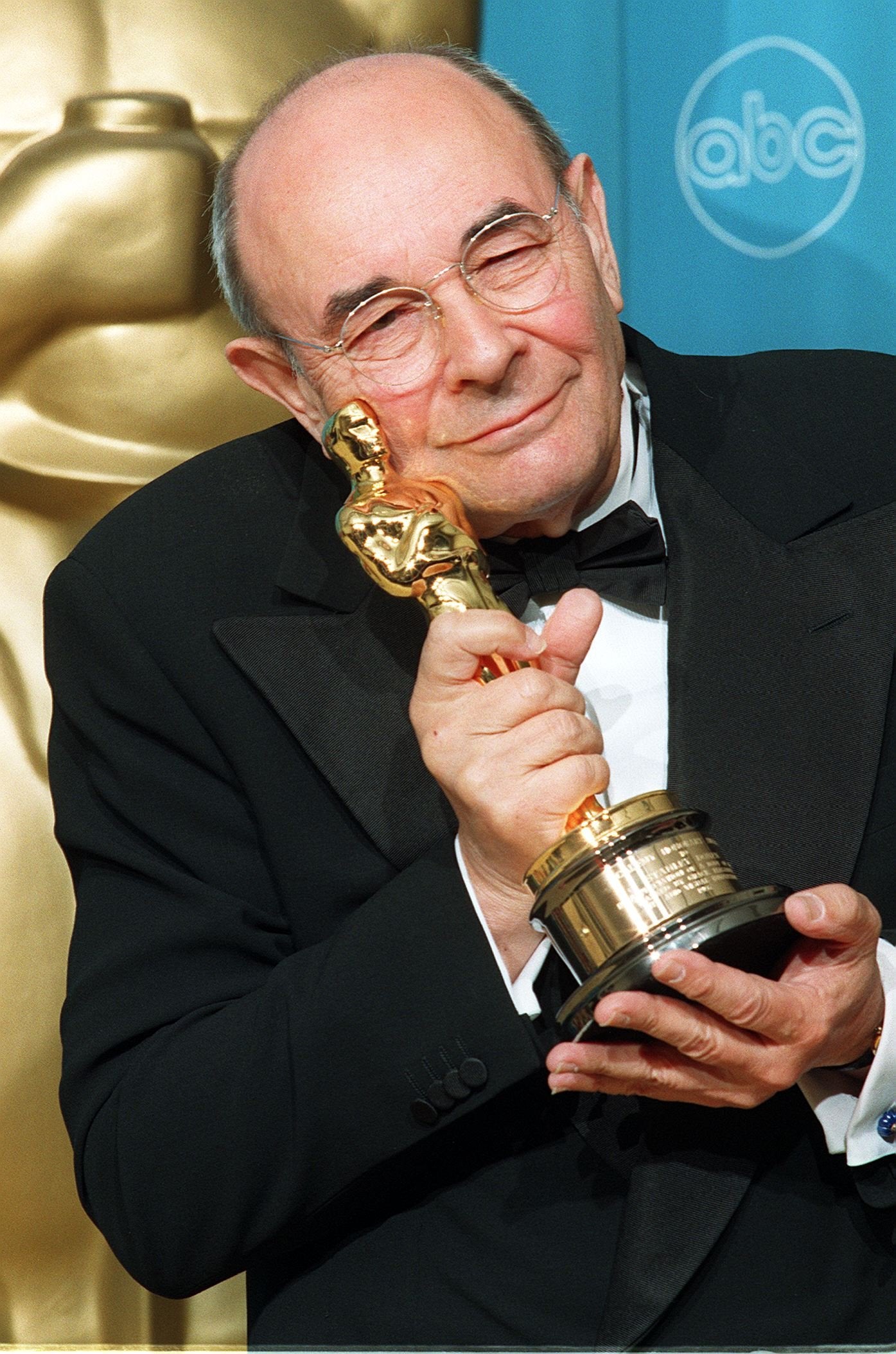 Donen poses with his Oscar for Lifetime Achievement in 1998