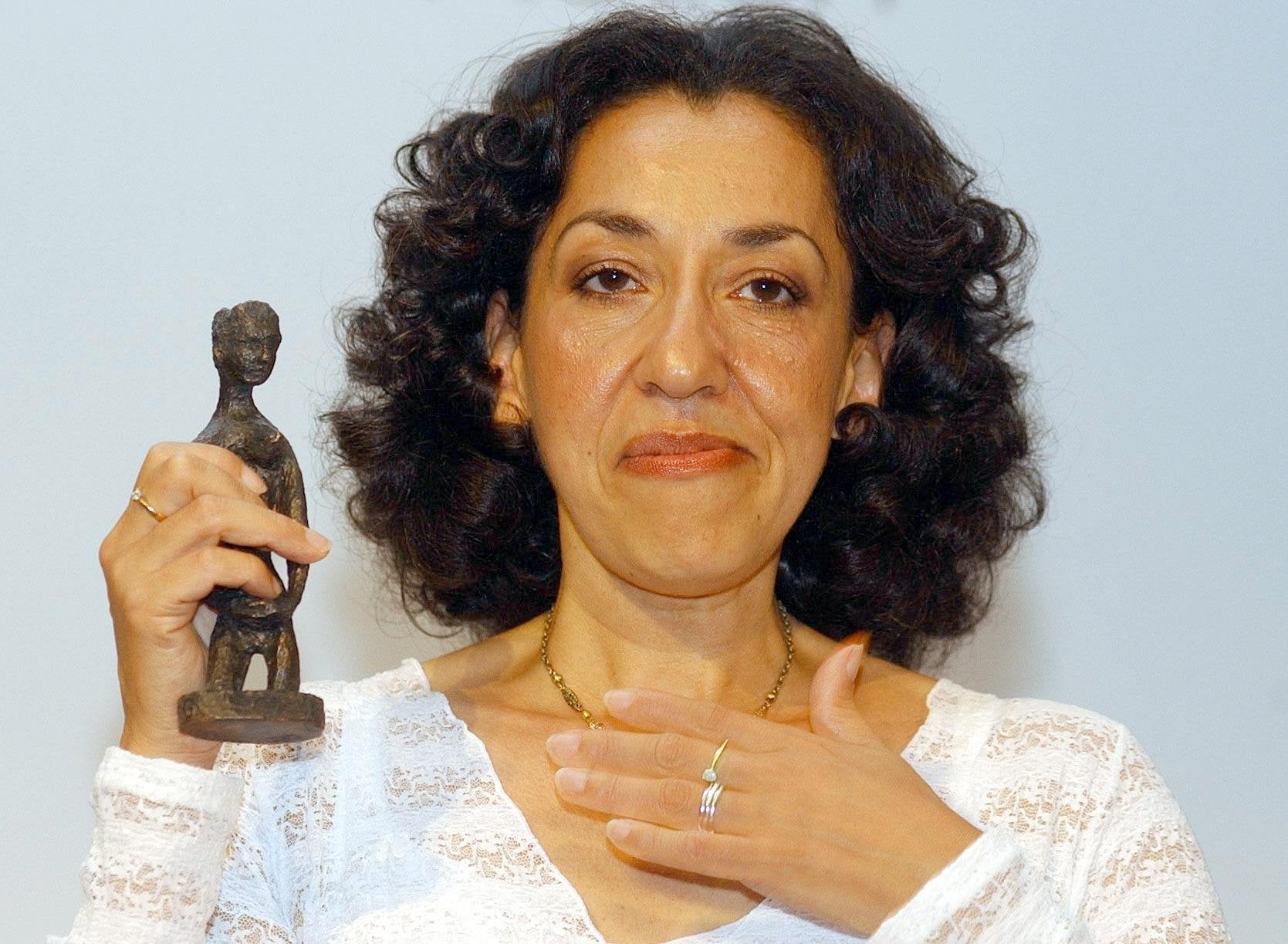 The author with her Orange prize trophy in 2004