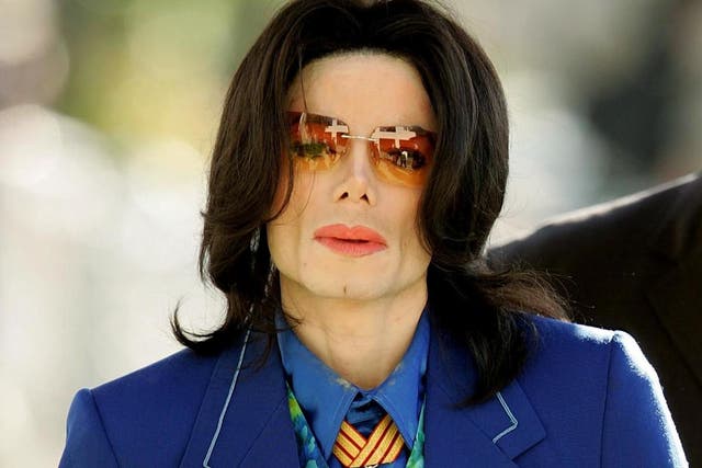Michael Jackson arrives at Santa Maria Superior Court before testimony in his child molestation trial 16 March, 2005 in Santa Maria, California.