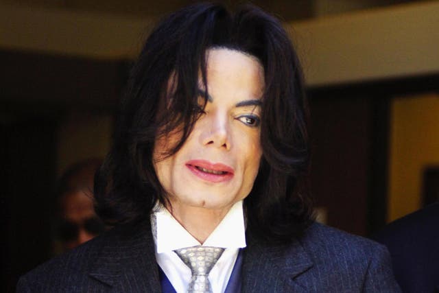 Michael Jackson smiles as he leaves the Santa Barbara County Courthouse after a day of his child molestation trial on 23 May, 2005 in Santa Maria, California.