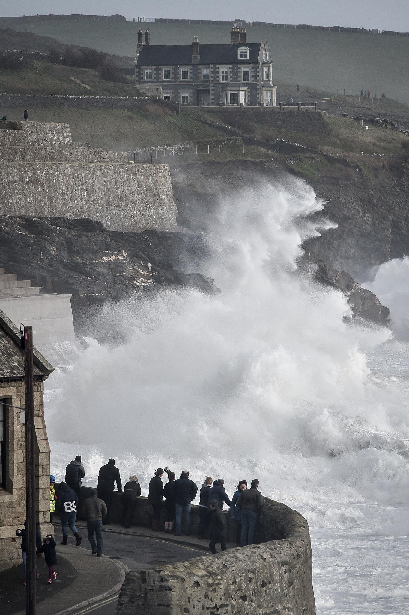 UK weather: Snow warning issued as Storm Freya hits Britain | The ...
