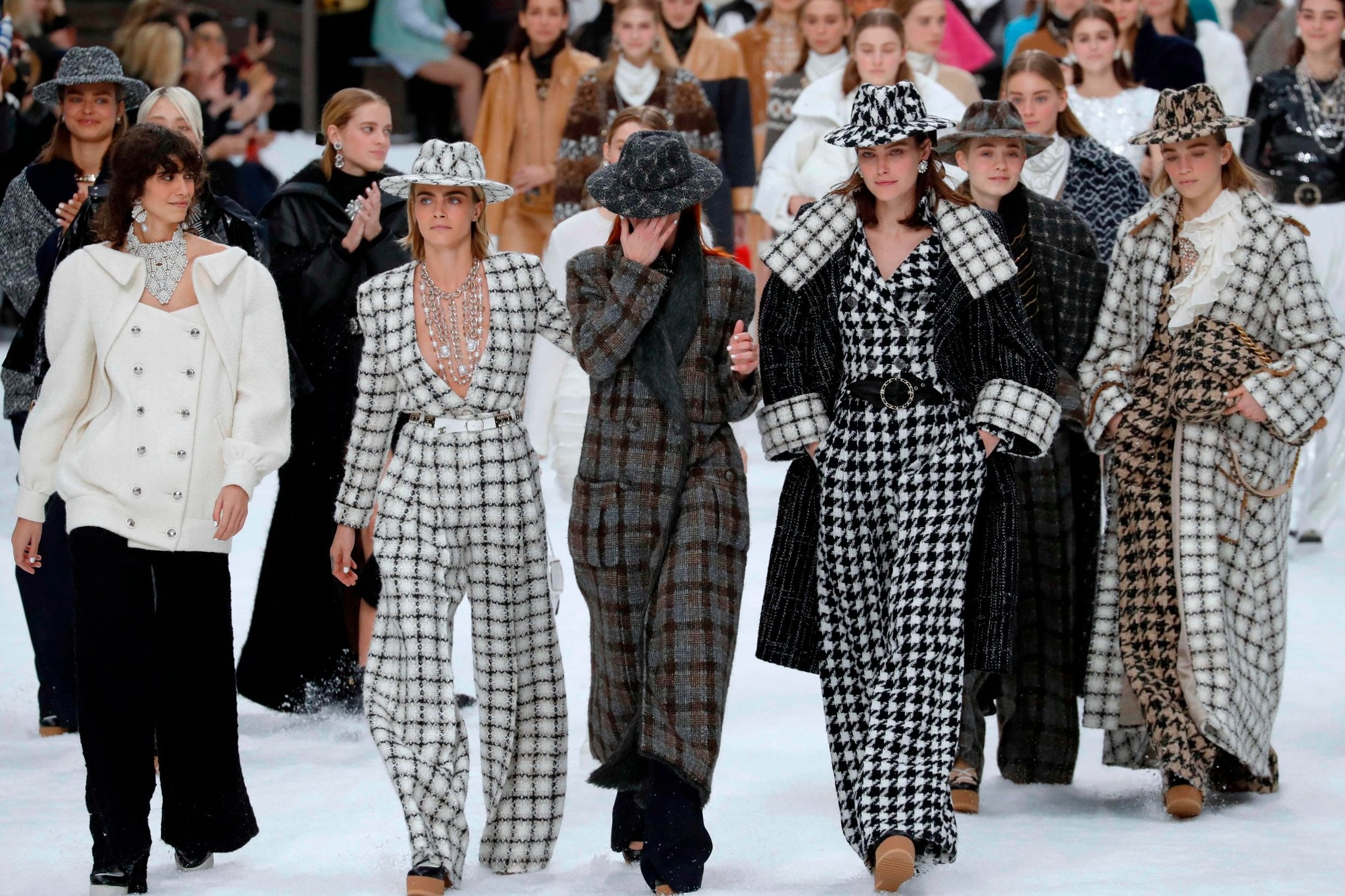 Chanel pays tribute to Lagerfeld with his final collection – DW – 03/05/2019