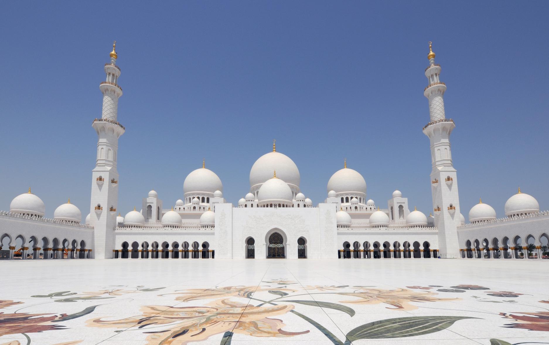 Sheikh Zayed Grand Mosque: spectacular by day and by night