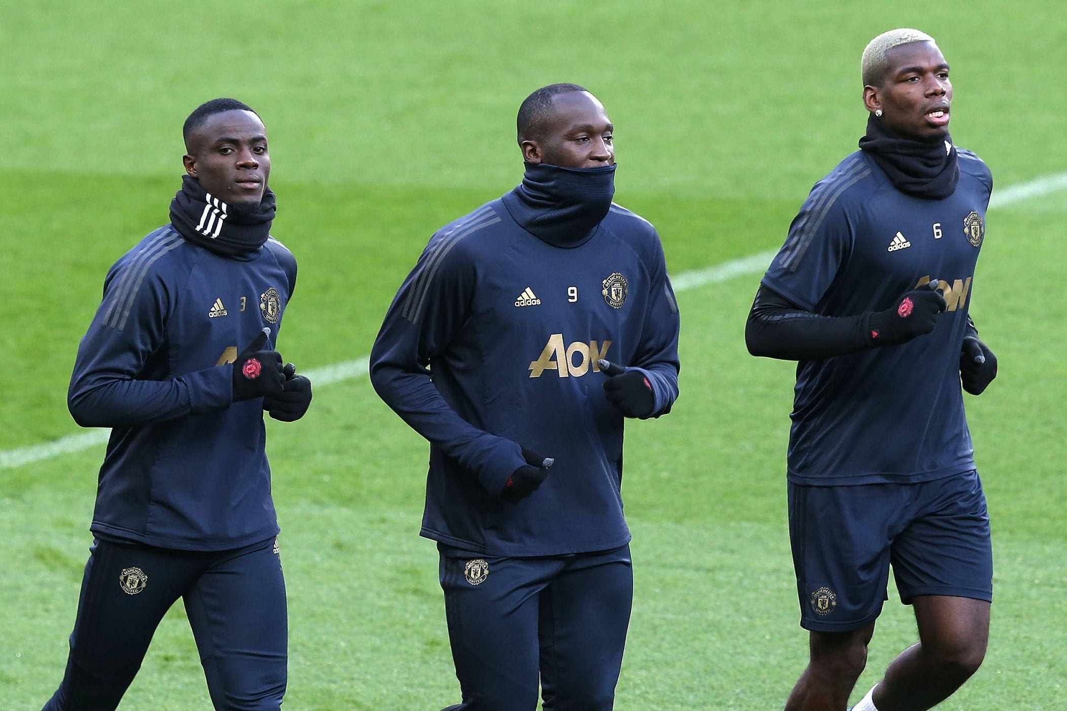 Manchester United players train in Paris