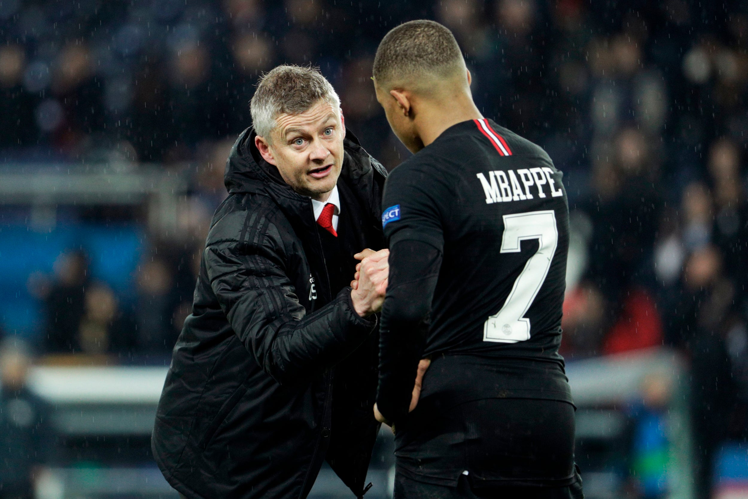 Solskjaer consoles Mbappe