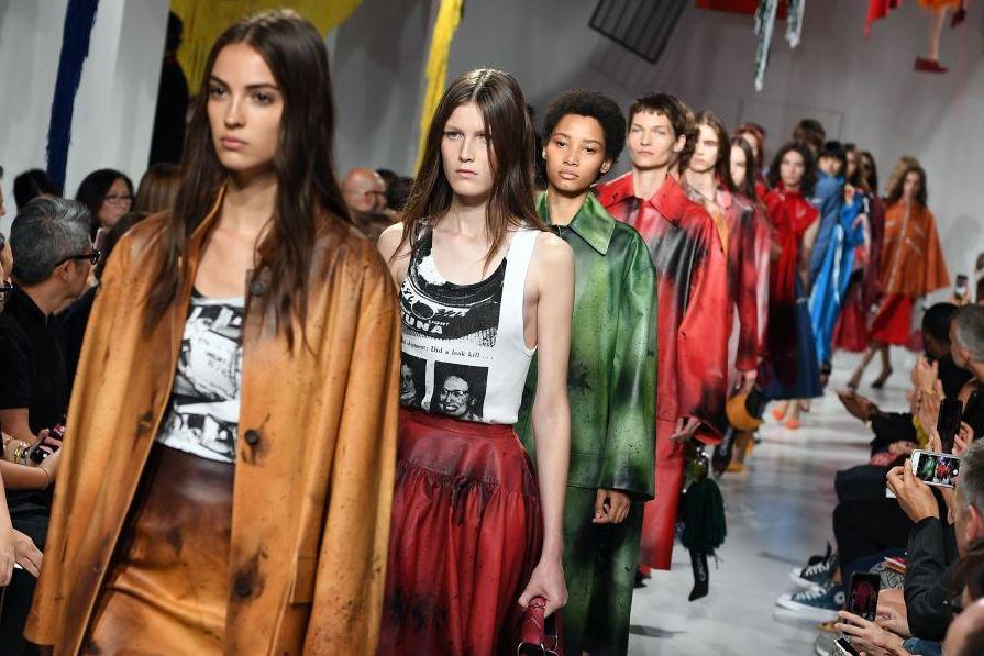 Louis Vuitton X Supreme Makes Its Runway Debut Pictures Gallery - Getty  Images