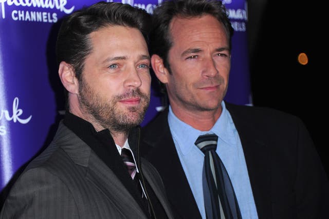 Jason Priestley and Luke Perry arrive to Hallmark Channel's 2011 TCA Winter Tour Evening Gala on 7 January, 2011 in Pasadena, California.