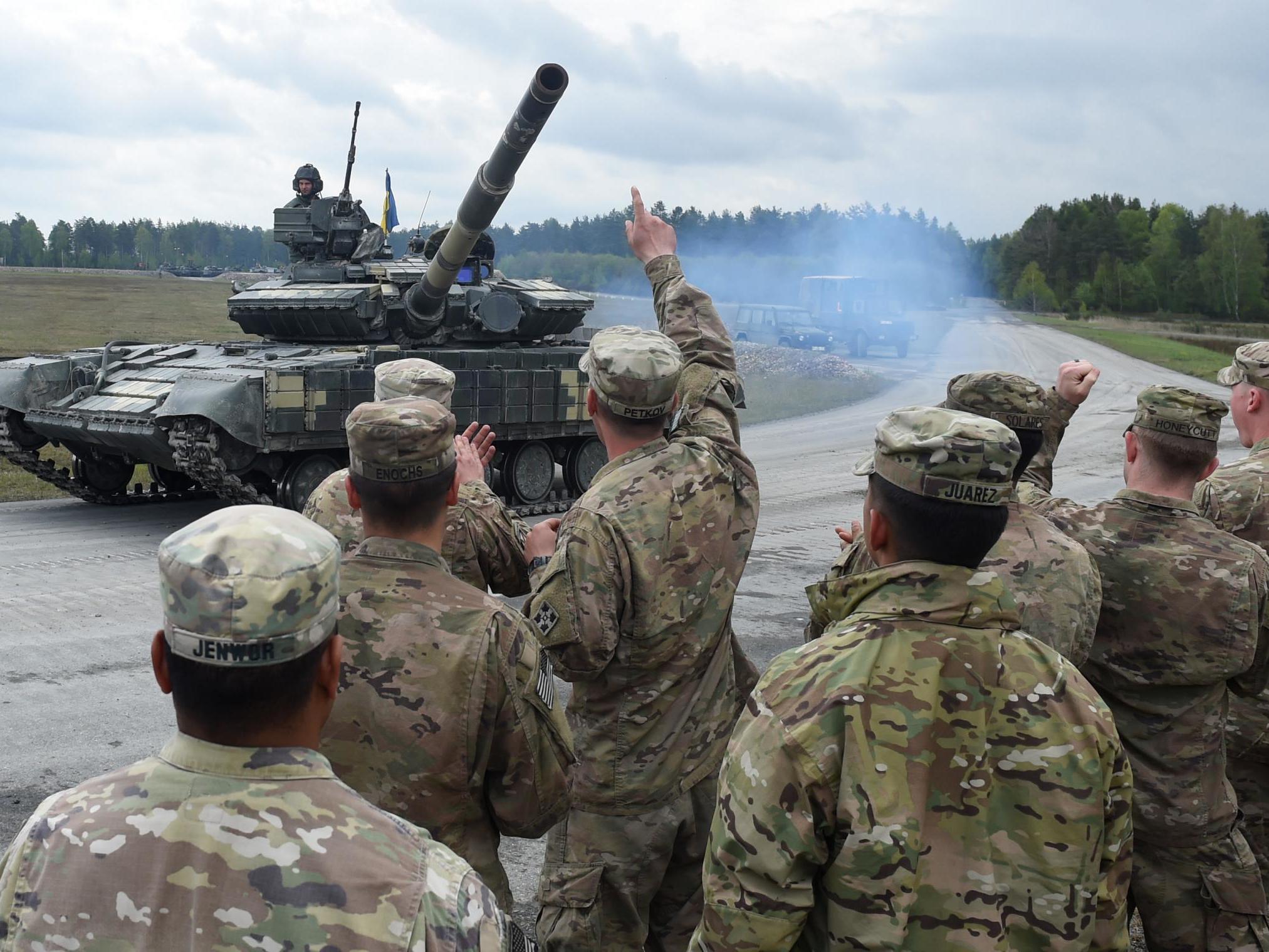 US soldiers welcome the crew of an Ukrainian tank in southern Germany, 2017.