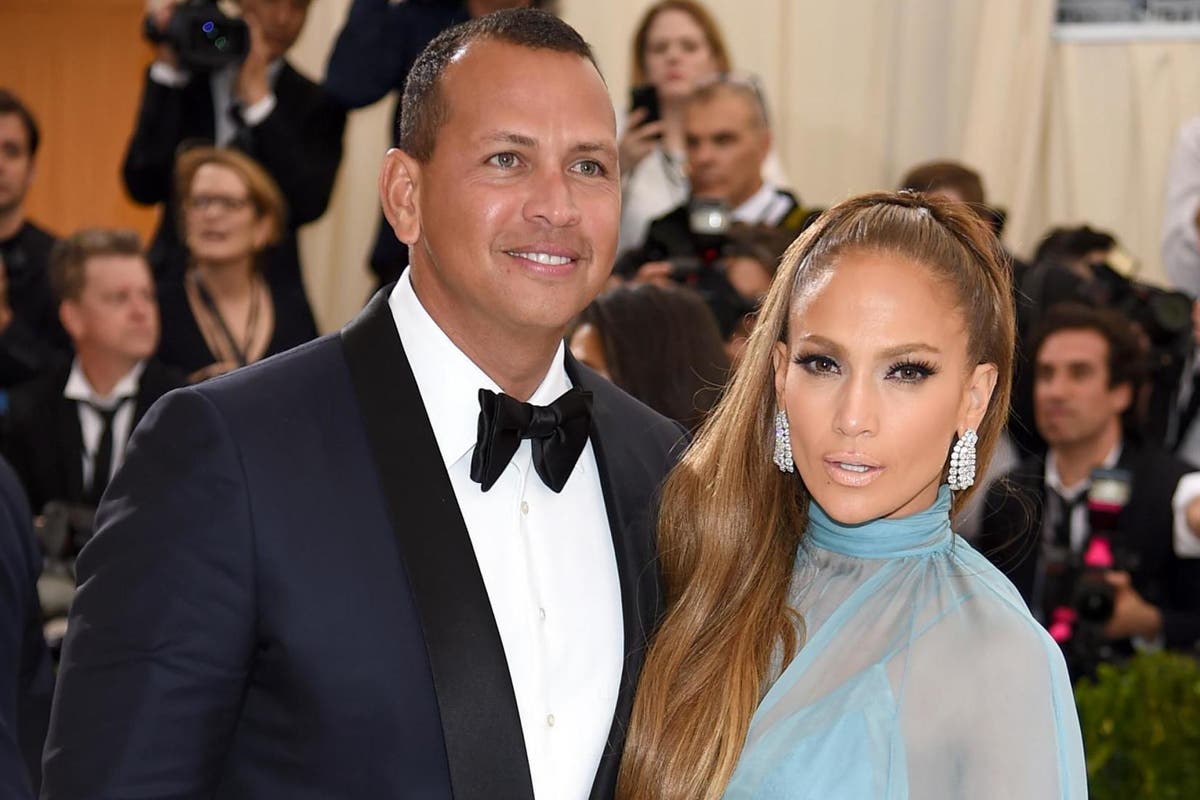 Jennifer Lopez shows off emerald-cut engagement ring