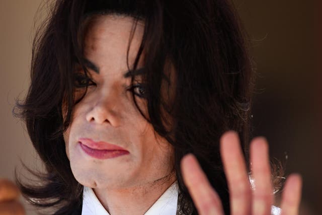 Michael Jackson waves as he departs the Santa Barbara County Courthouse following defense testimony in his child molestation trial on 23 May, 2005 in Santa Maria, California.