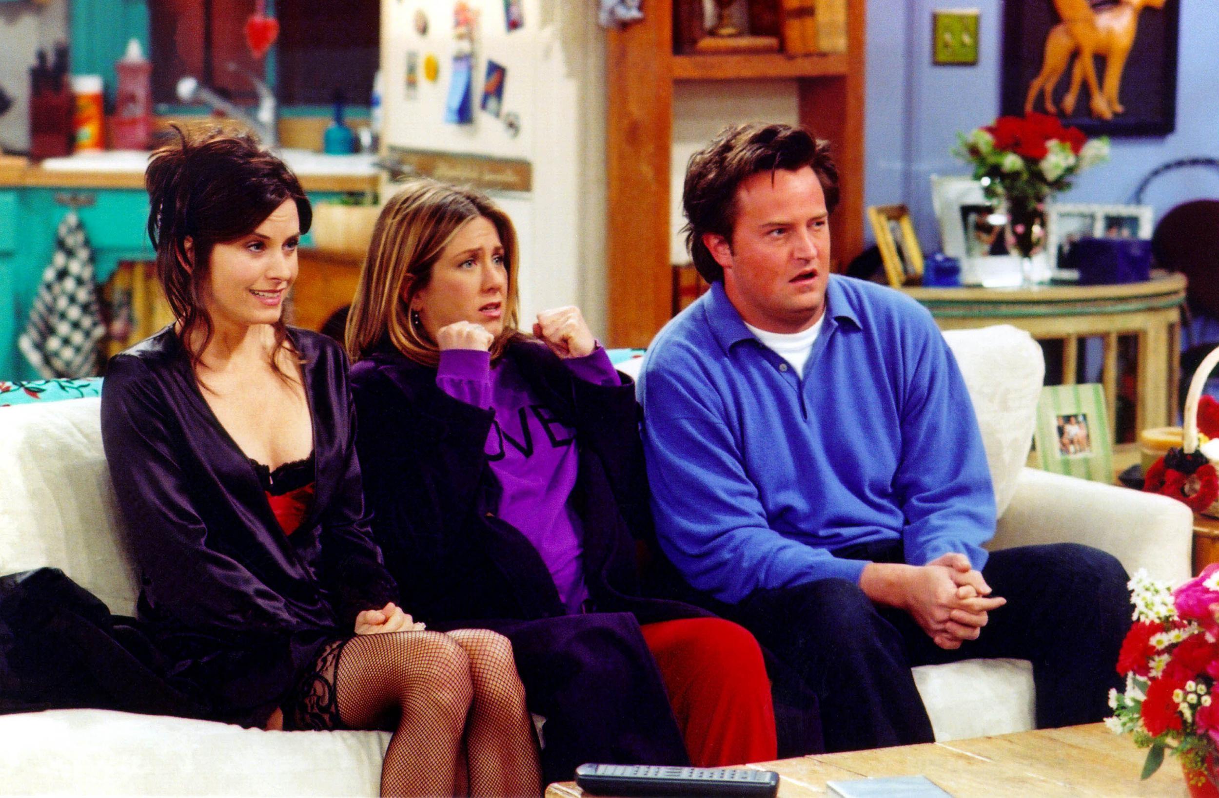 Actors Courteney Cox Arquette (L), Jennifer Aniston (C) and Matthew Perry are shown in a scene from the NBC series 'Friends'