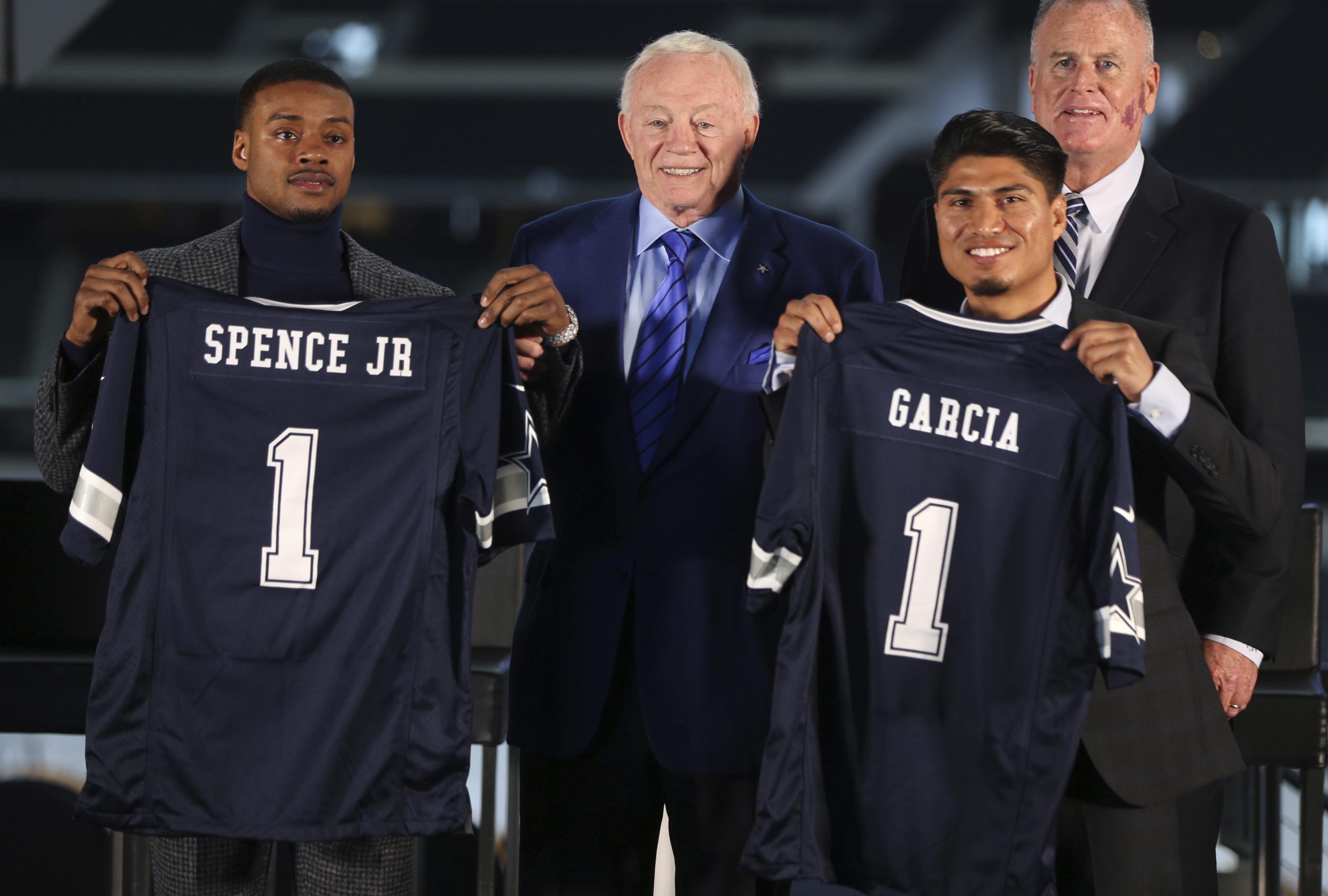 The undefeated fighters pose with Dallas Cowboys shirts