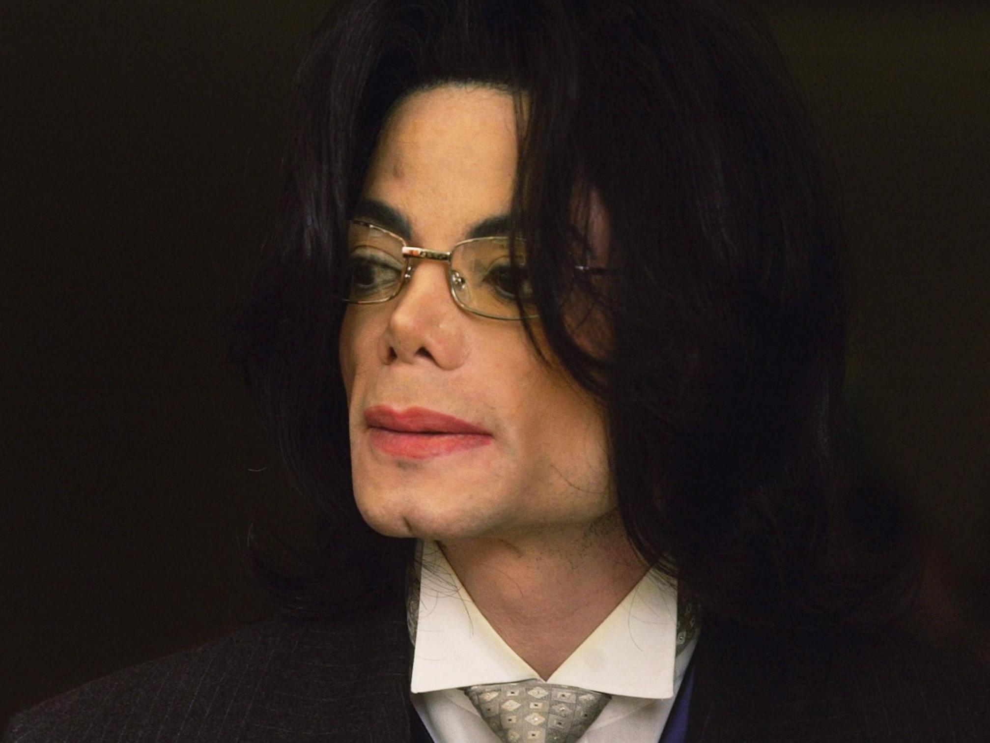 Michael Jackson appears outside the courtroom at the Santa Maria Courthouse during a break in his child molestation trial on 23 May, 2005 in Santa Maria, California.