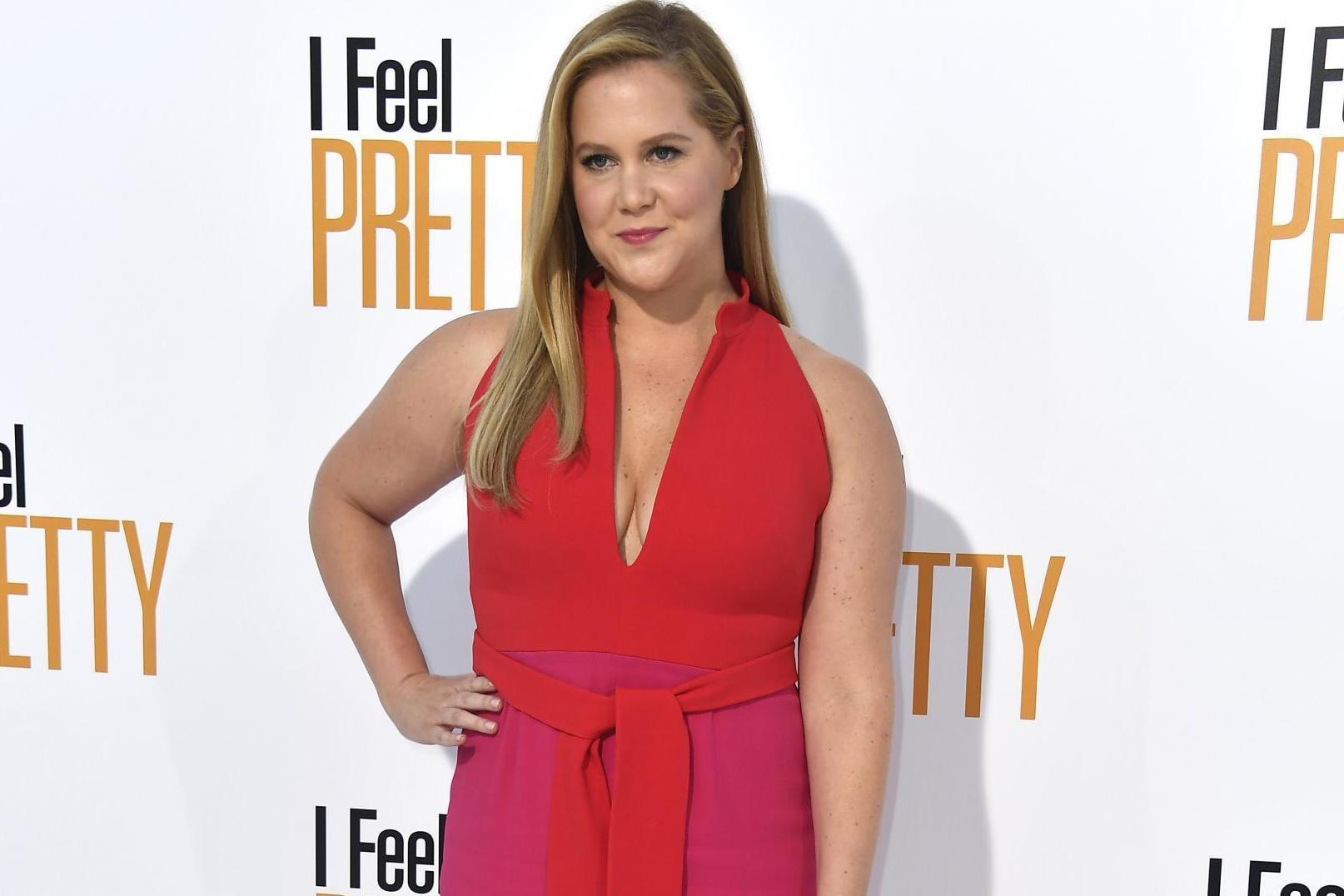 Amy Schumer shares pregnancy photo shoot (Getty)