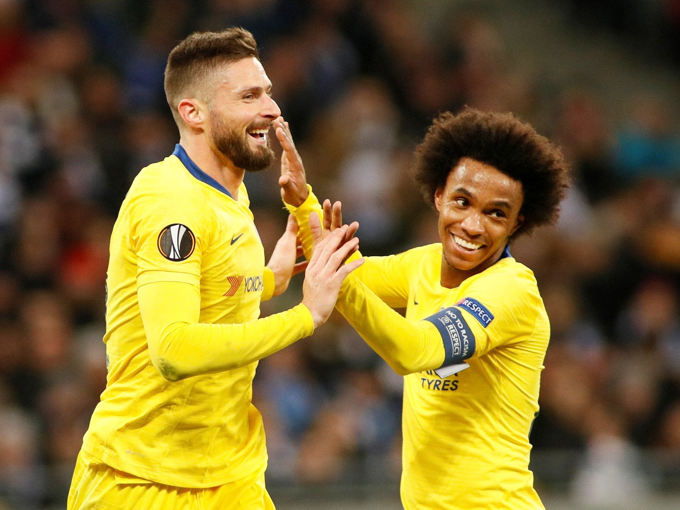 Olivier Giroud celebrates with his team-mate Willian