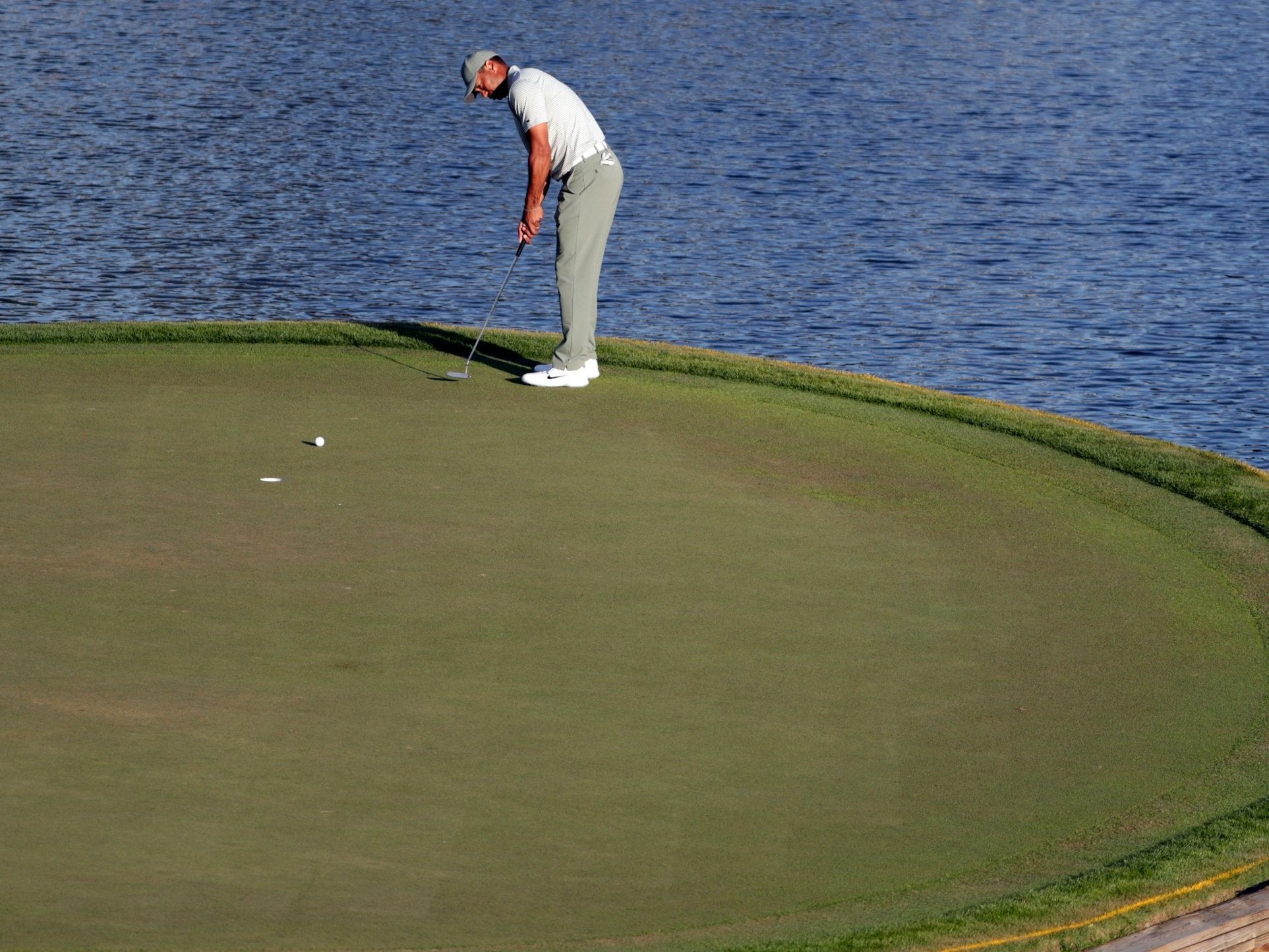 Tiger Woods putts on the famous 17th green