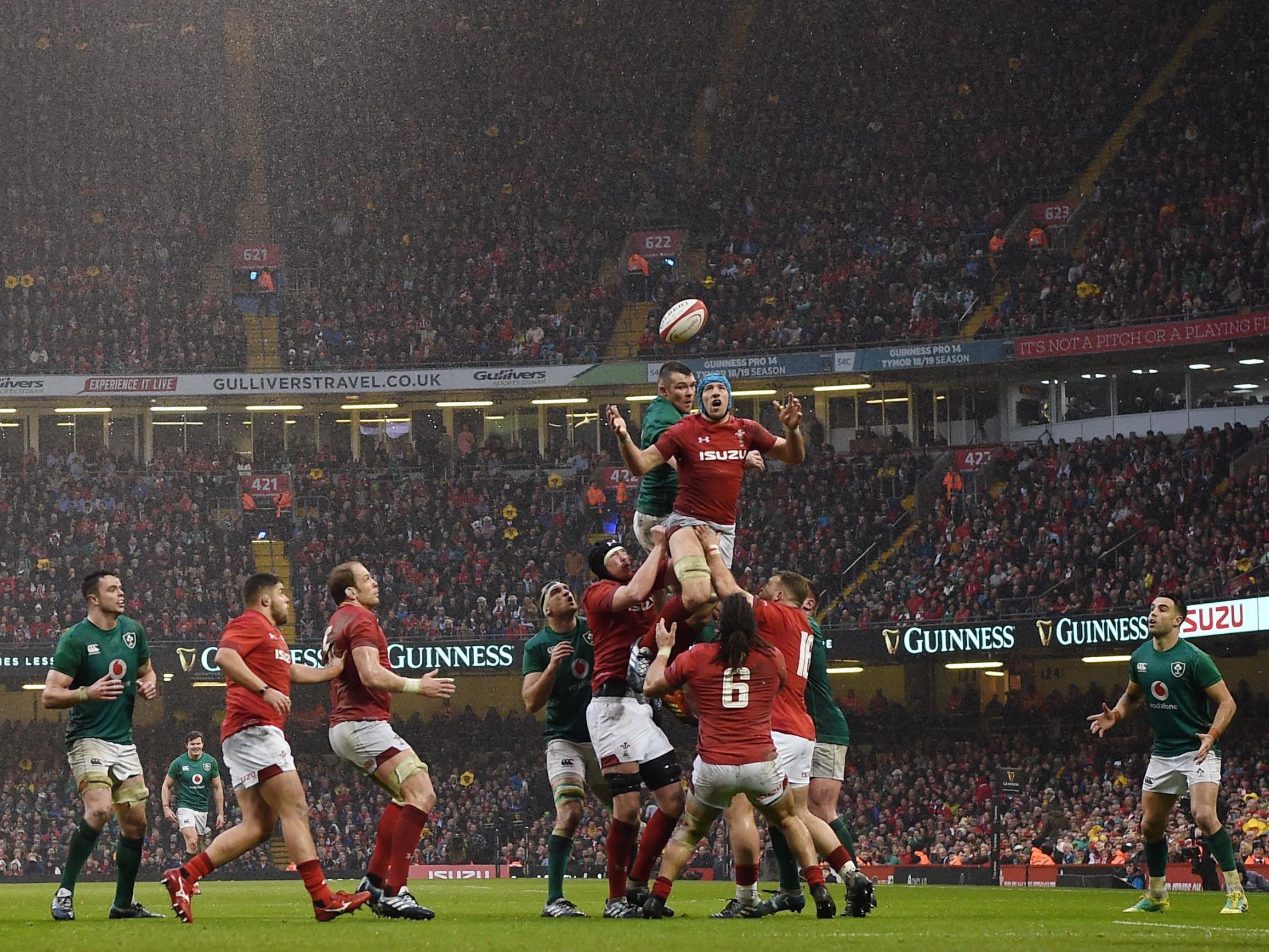 Justin Tipuric and James Ryan compete for the ball at a line-out