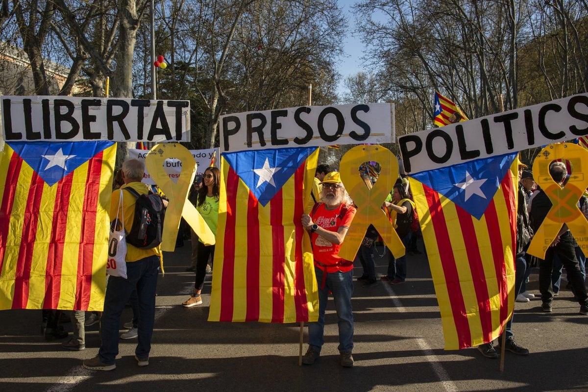 Thousands march in support of Catalan independence leaders
