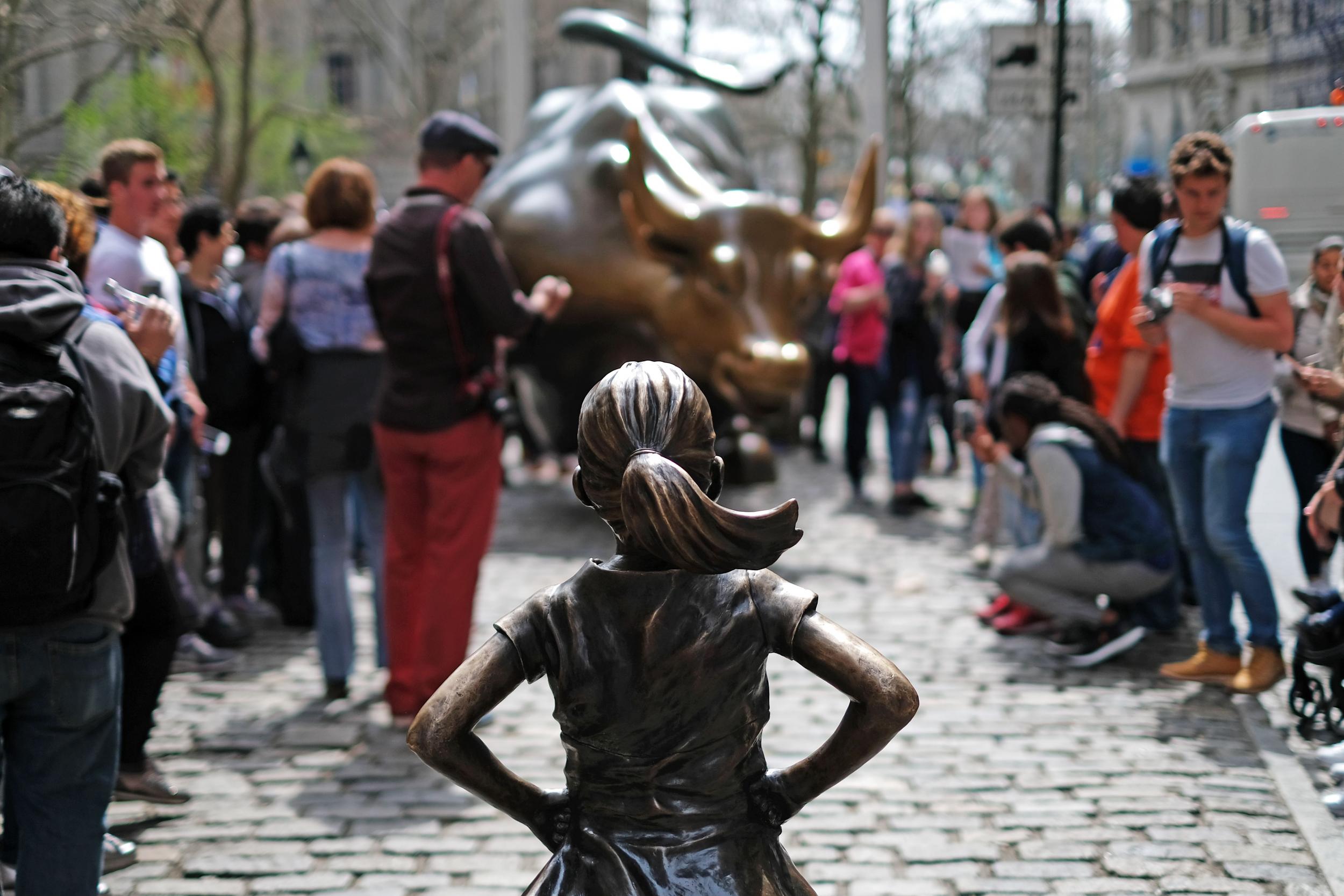 The ‘Fearless Girl’ statue faces the ‘Charging Bull’ in New York City (Getty)