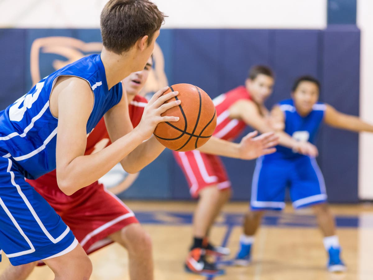 Unvaccinated student sues Kentucky health department for banning him from playing basketball