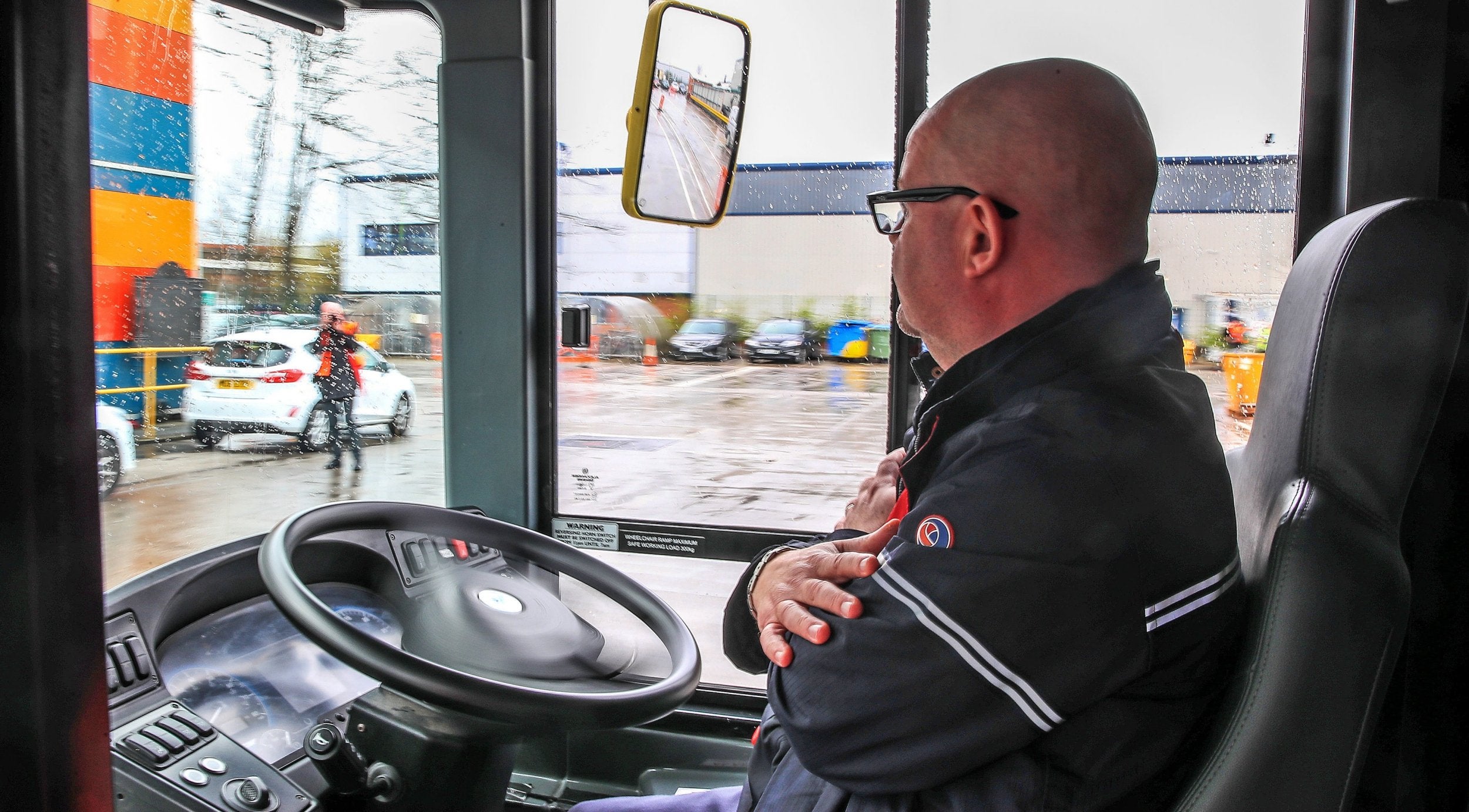 The driverless bus uses multiple sensors to move