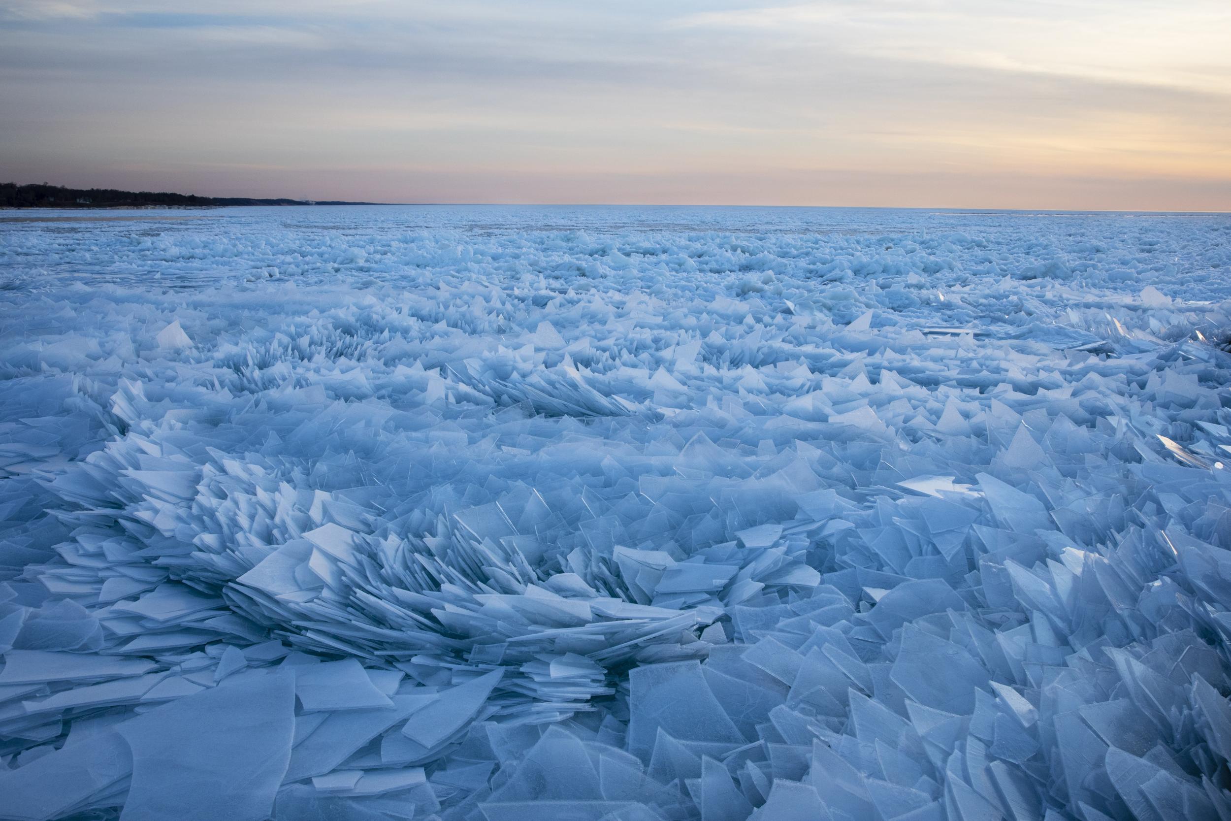Тихо ночью покрывает лед. Озеро Мичиган. Озеро Мичиган лед. Озеро Мичиган обледенело. Мичиган во льду.