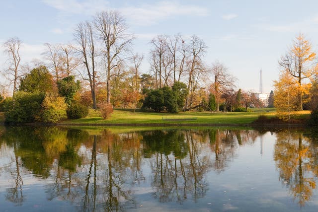 Stroll 30 minutes from the Arc de Triomphe to get to the Bois de Boulogne