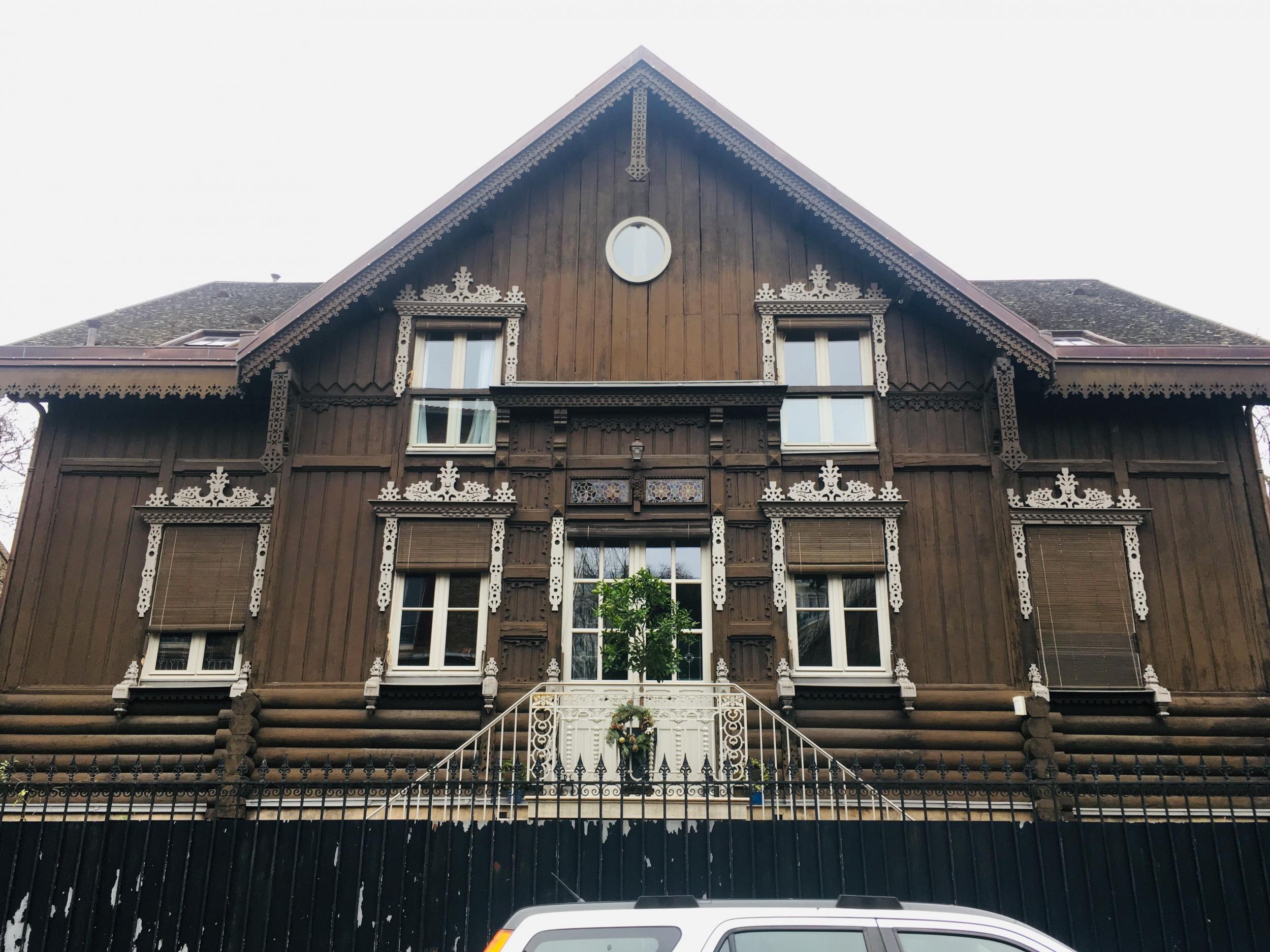 Gingerbread house: architecture in Saint-Cloud