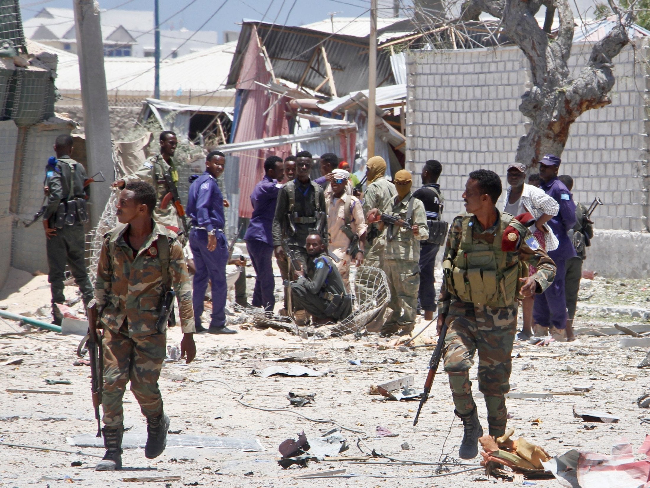 Somali government soldiers take positions during the gun battle with al-Shabaab fighters in Mogadishu