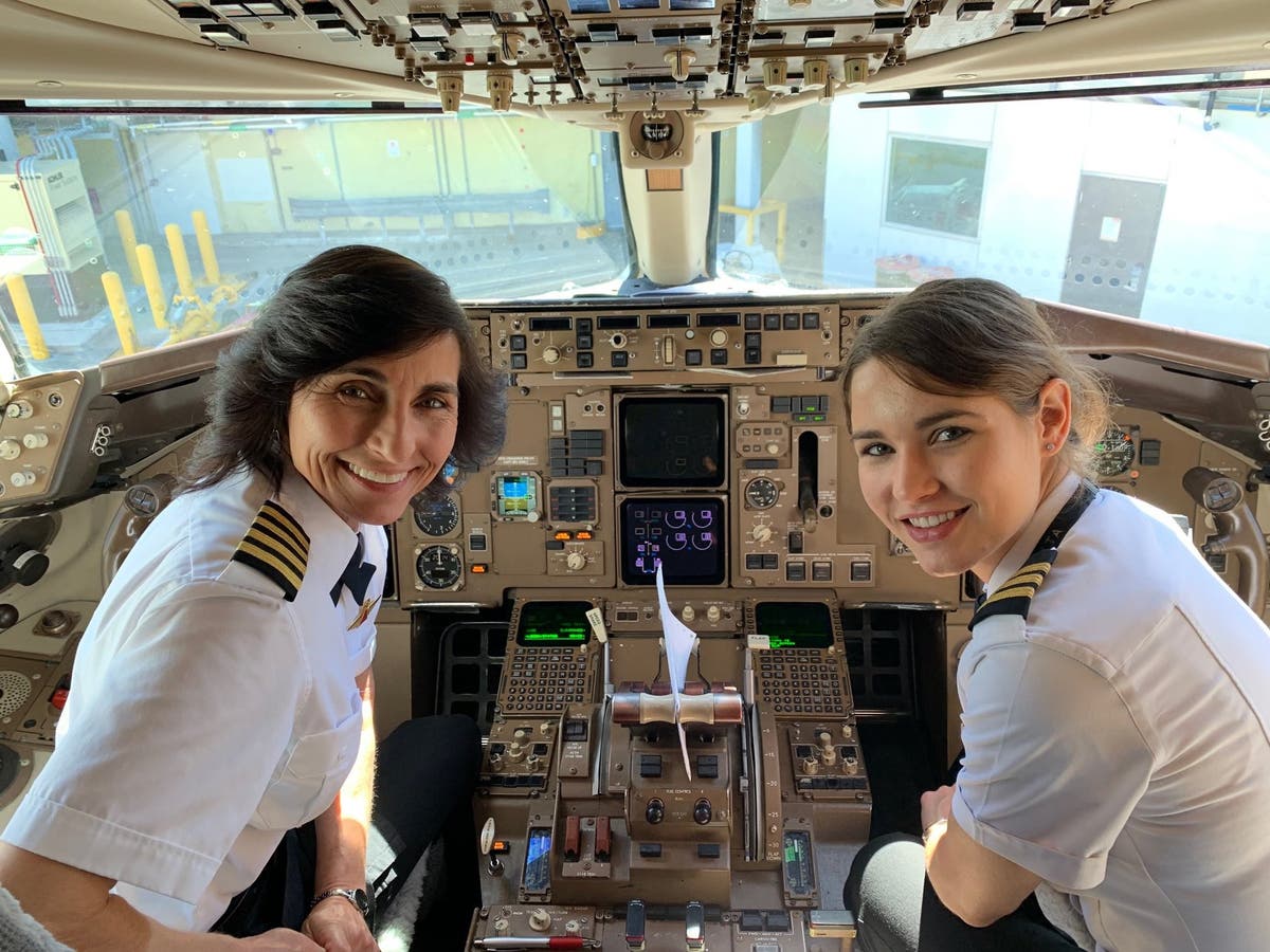 Delta passenger shares 'inspiring' photo of mother and daughter pilot duo |  The Independent | The Independent