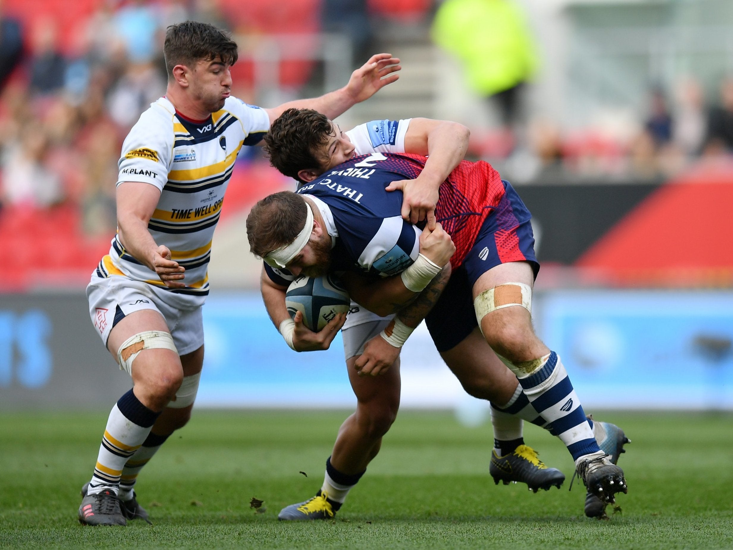 Harry Thacker of Bristol is tackled by Ryan Mills of Worcester