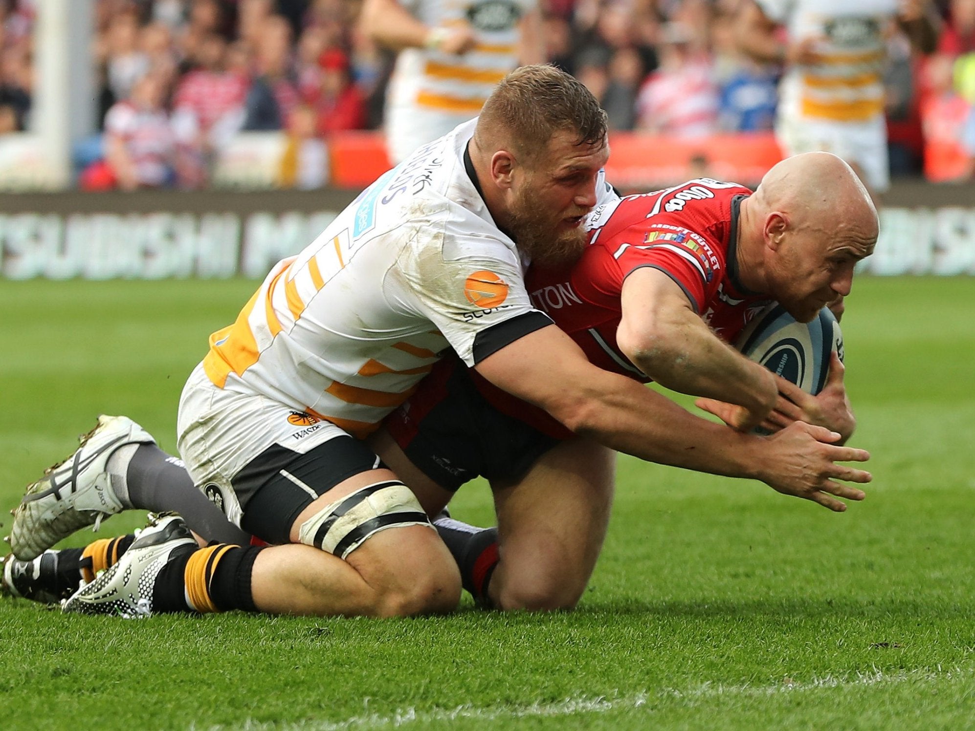 Willi Heinz holds off Brad Shields to score Gloucester's opener