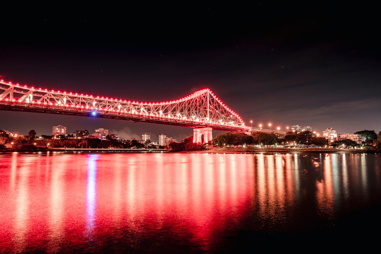 The spectacular Story Bridge is illuminated at night