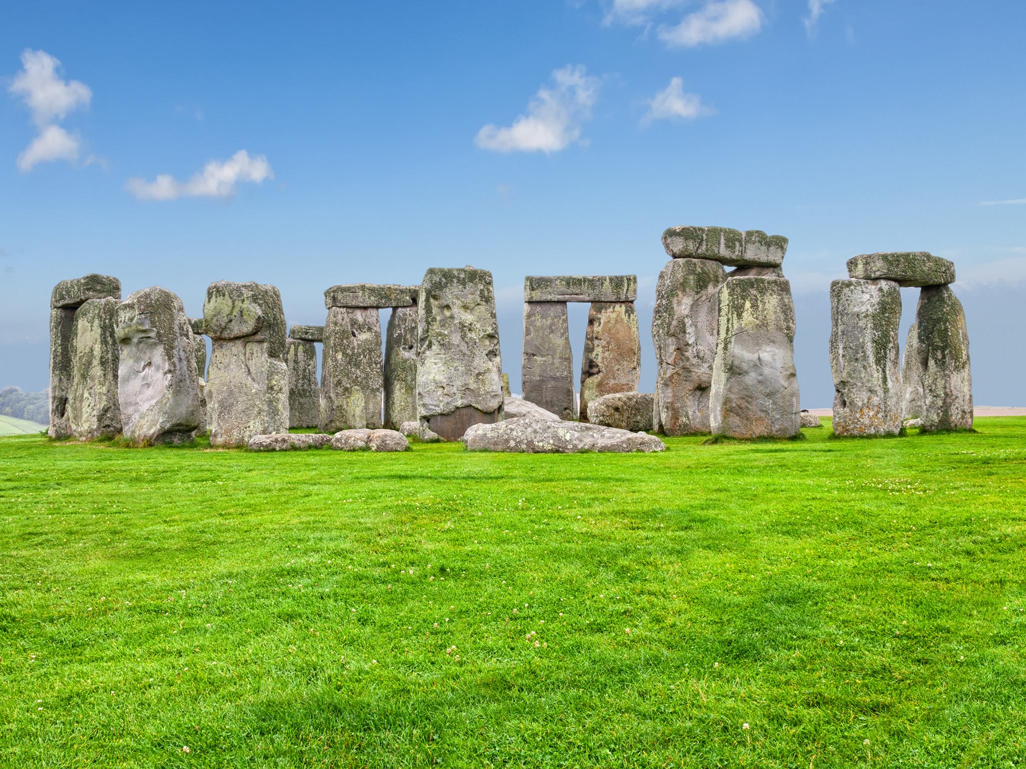 The famous stonehenge. Мегалиты Стоунхендж. Стоунхендж Великобритания. Кромлех Греция. Стоунхендж сбоку.