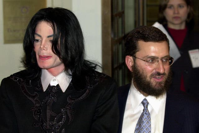 Michael Jackson (L) poses with Rabbi Shmuley Boteach (R) in 2001