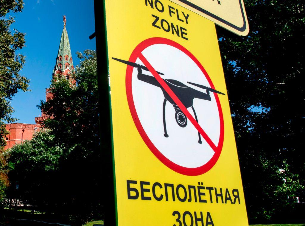 A sign reading 'No fly zone' for drones, installed outside the Kremlin