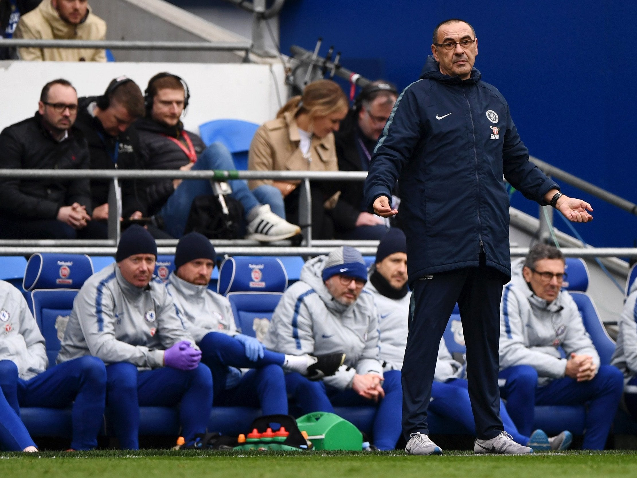 Sarri looks dejected on the bench