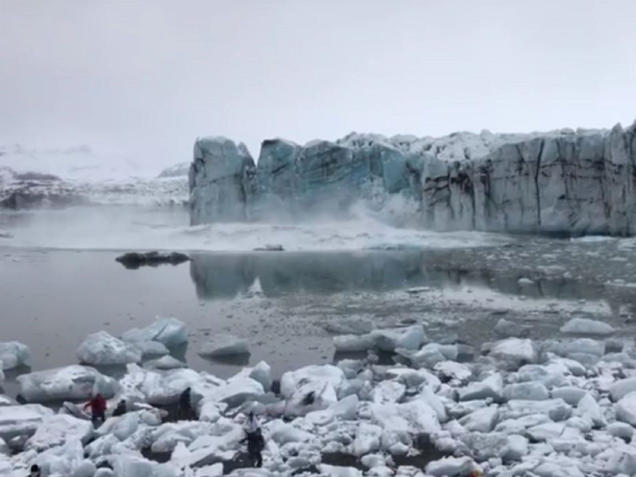 Part of Breiðamerkurjökull glacier broke off and fell into the sea, causing a huge wave to crash towards a group of tourists in Vatnajökull National Park, southeastern Iceland.