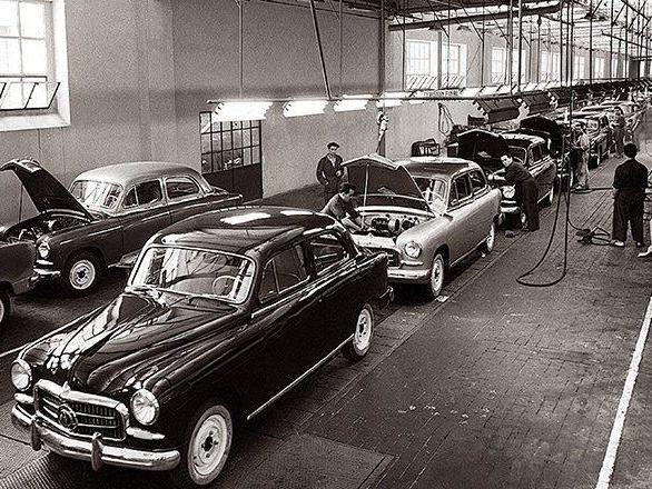 An image from the SEAT production line in the 1960s