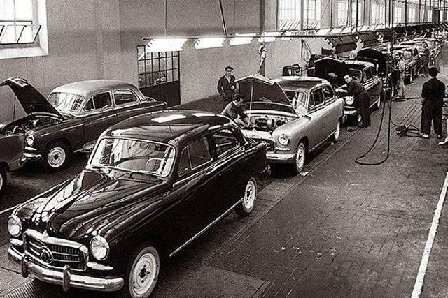 An image from the SEAT production line in the 1960s