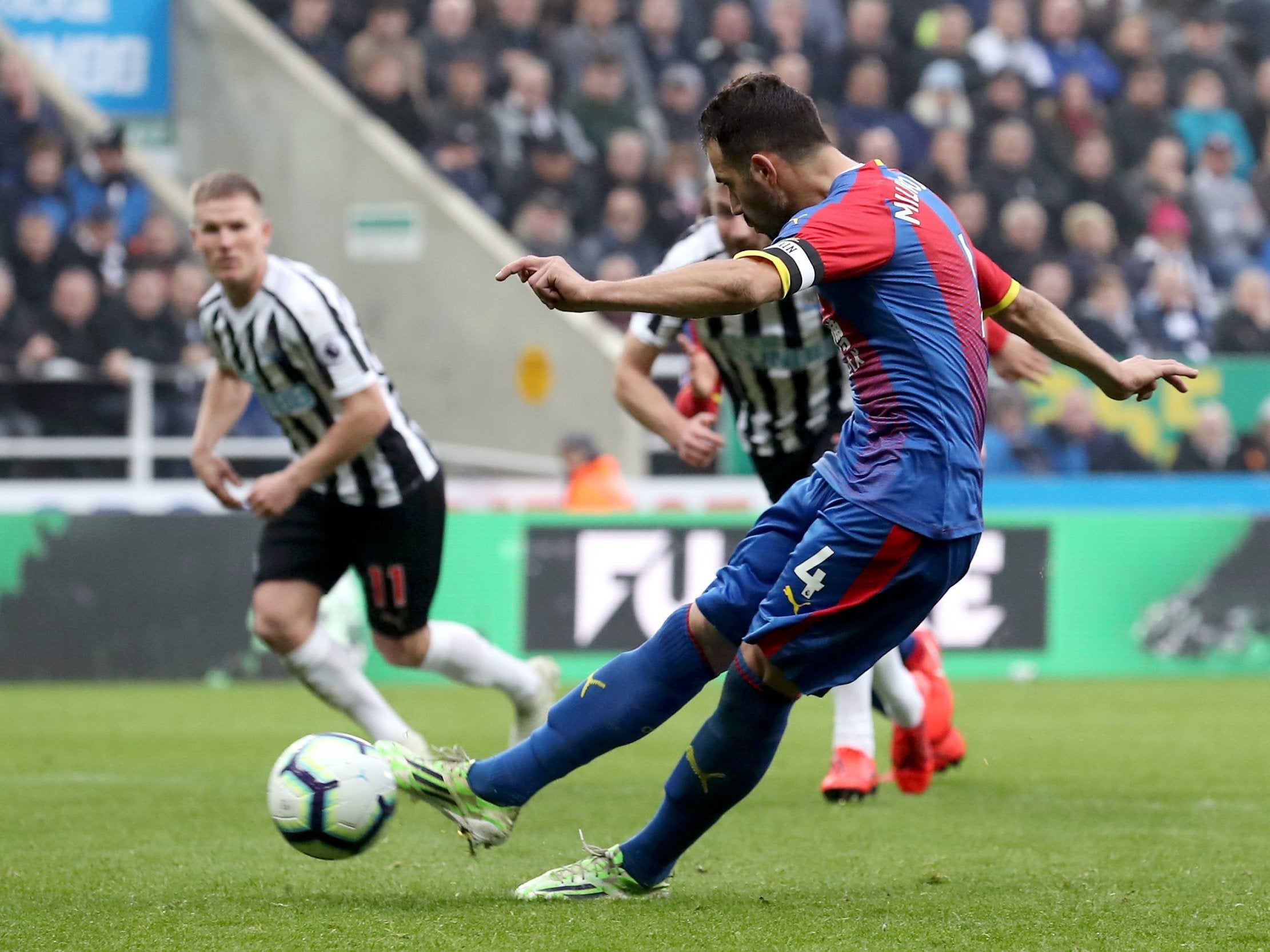 Luka Milivojevic fires a penalty to win the game for Palace