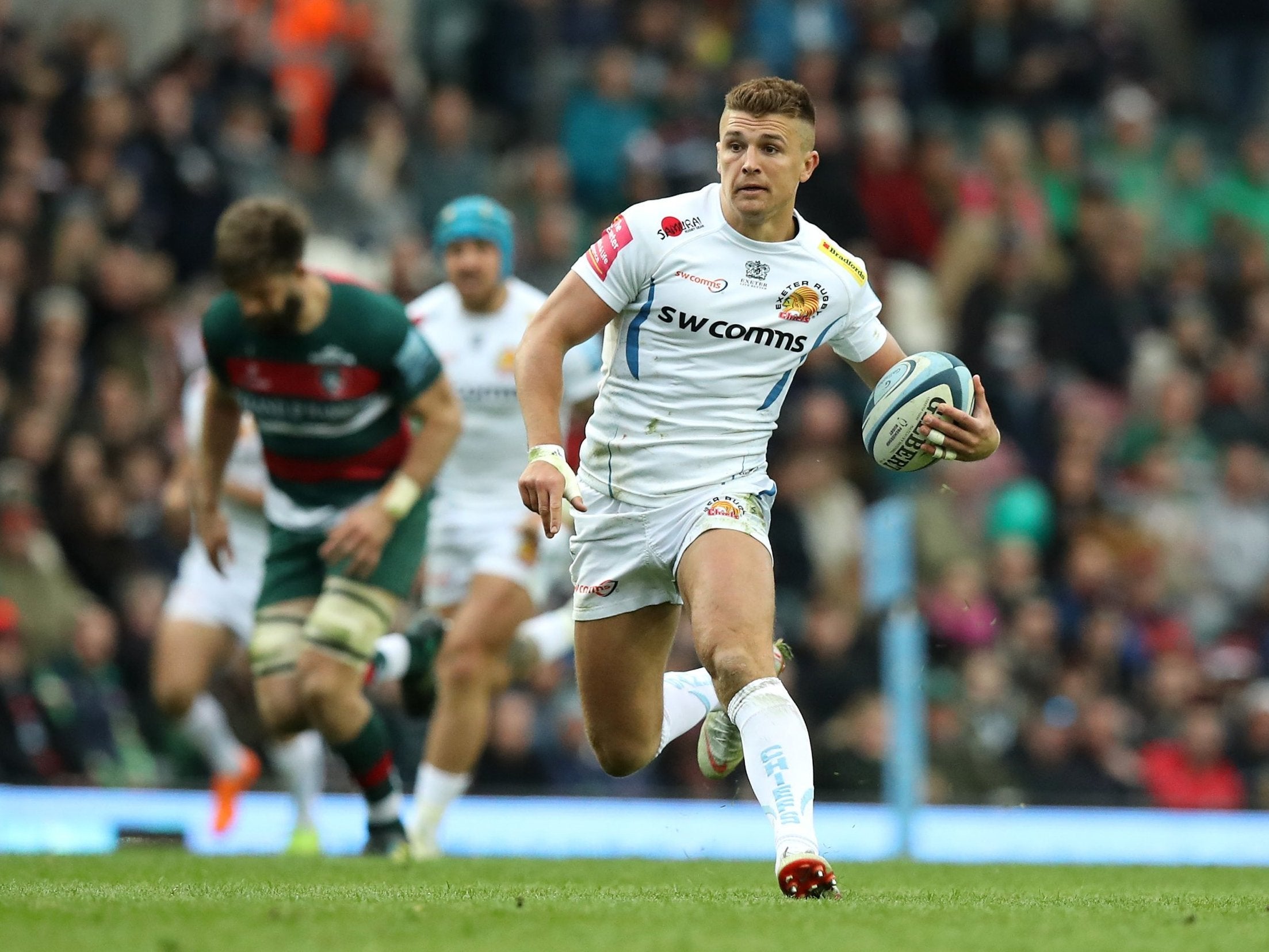 Henry Slade breaks towards the tryline to score on his 100th Premiership start