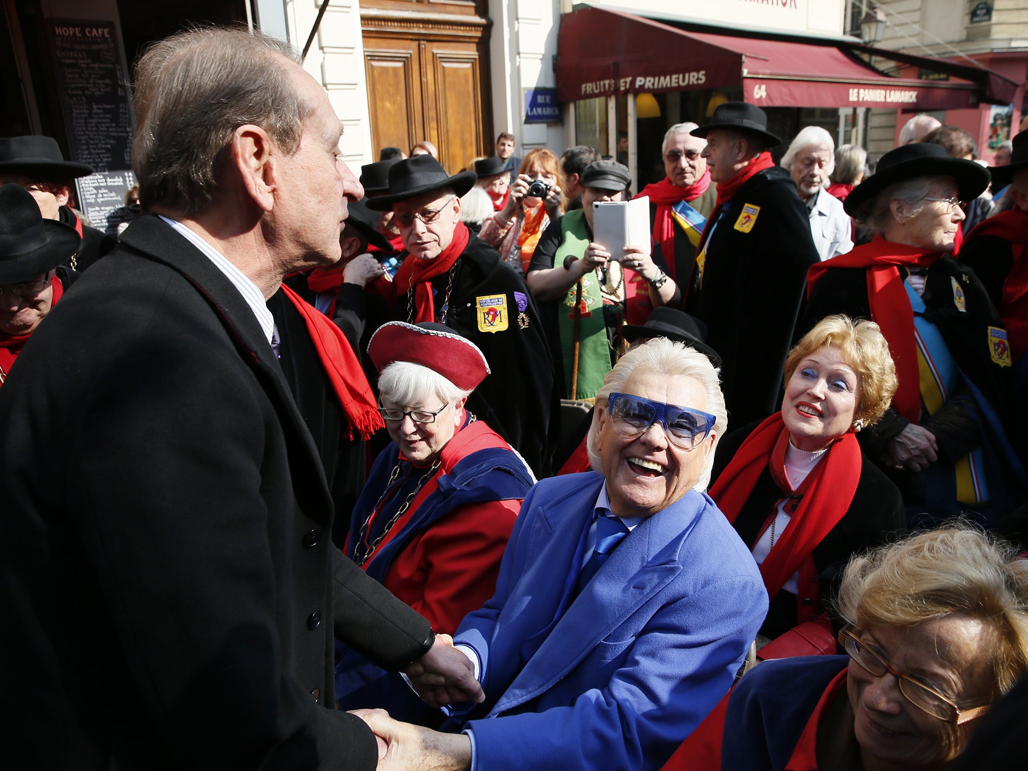 Michou shakes hands with Paris mayor Bertrand Delanoe