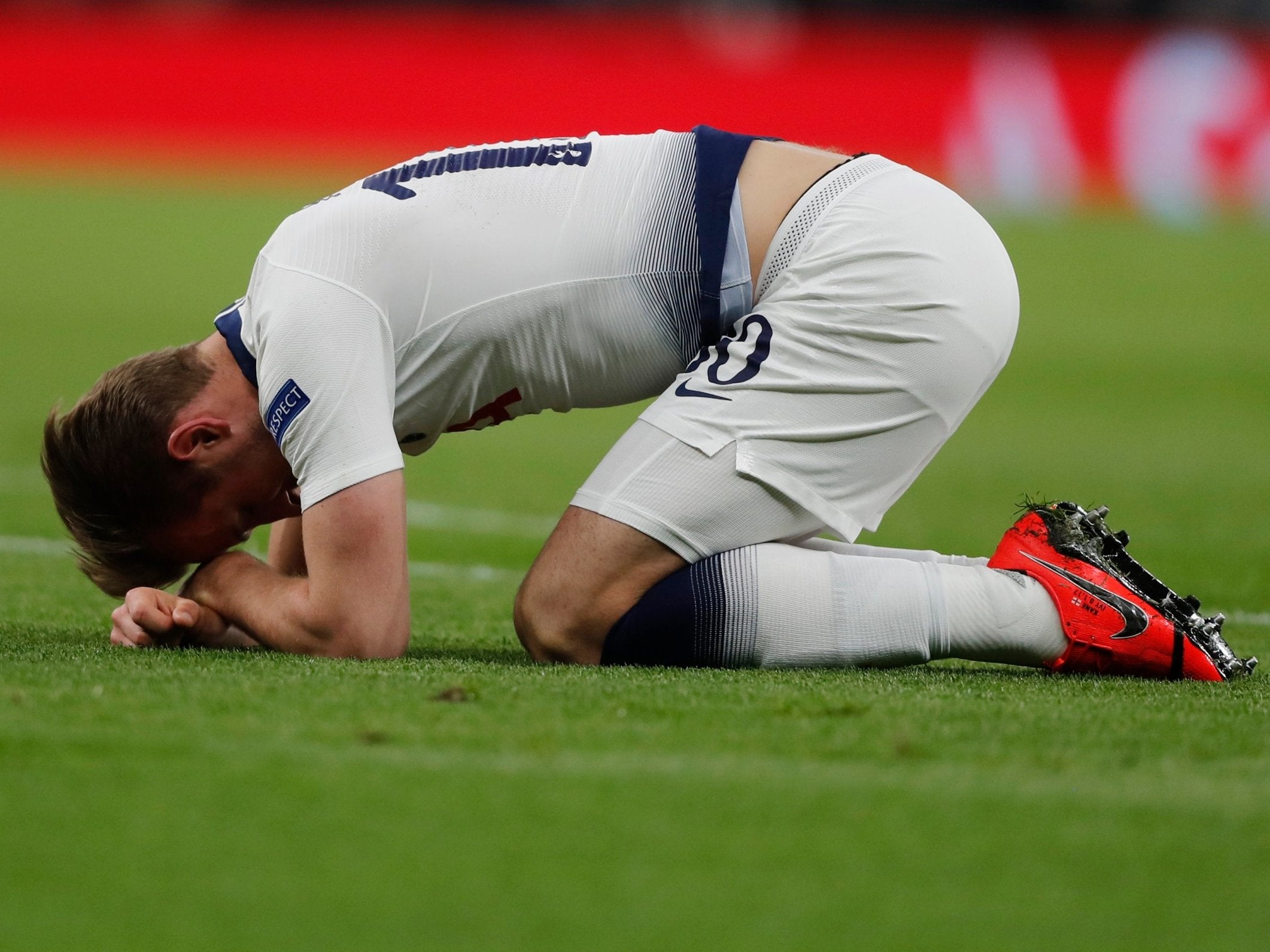 Harry Kane injury: Tottenham talisman limps off after challenge with Manchester City ...2122 x 1592