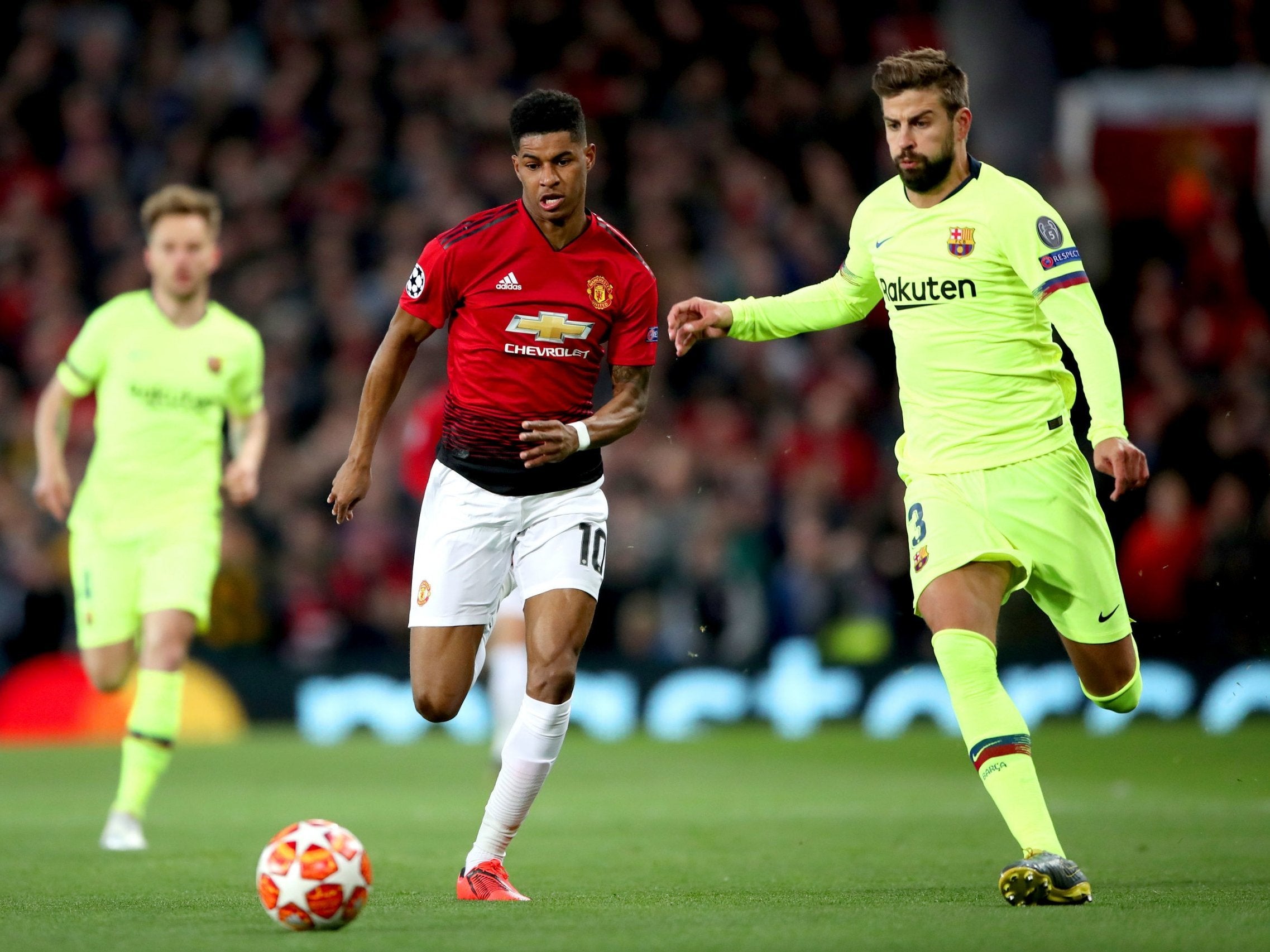 Marcus Rashford takes on Barcelona's Gerard Pique