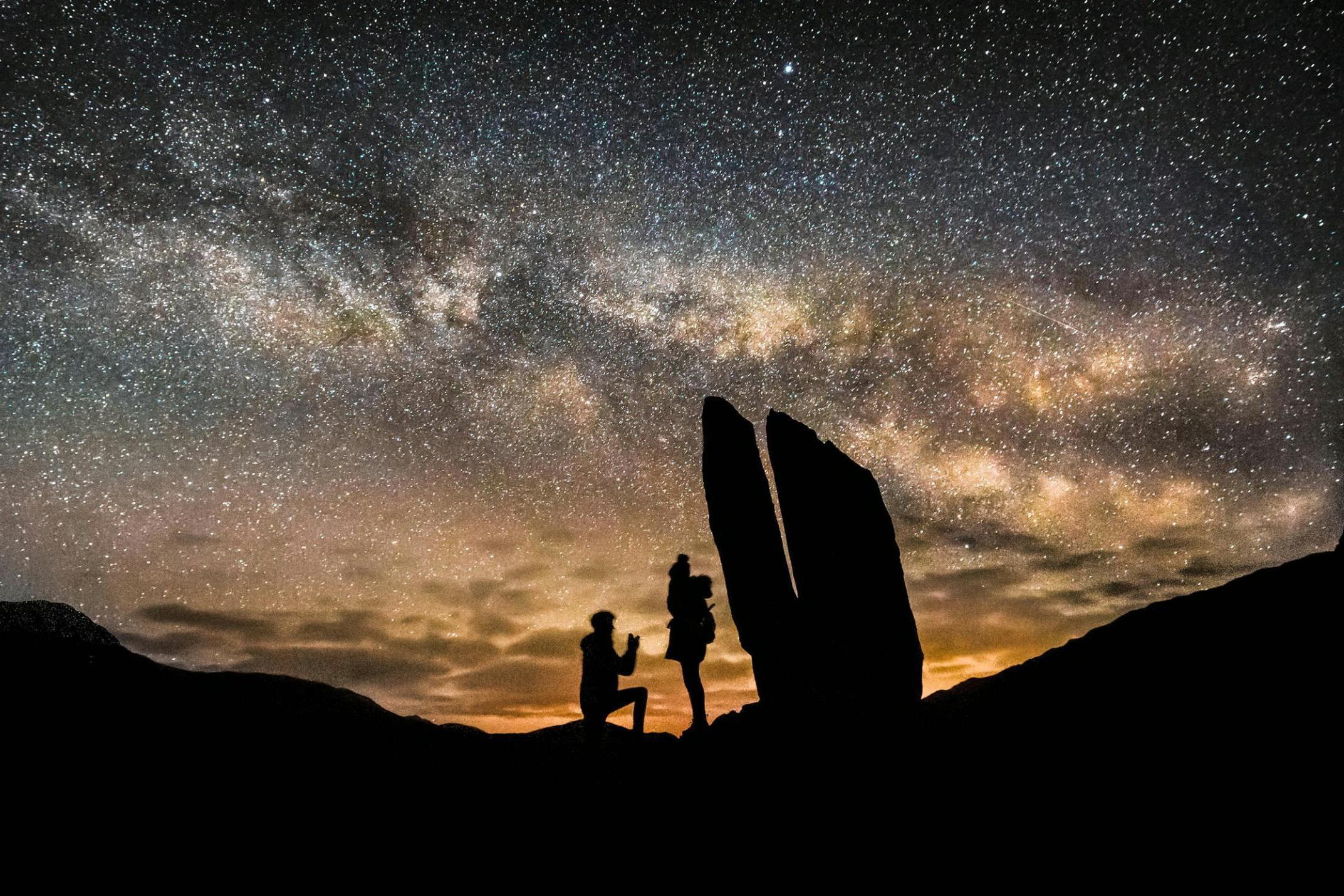 Couple gets engaged in front of the Milky Way (SWNS)
