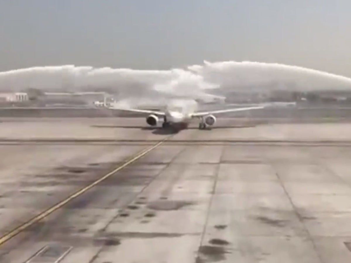 Atlanta Braves airplane gets water cannon salute as team departs