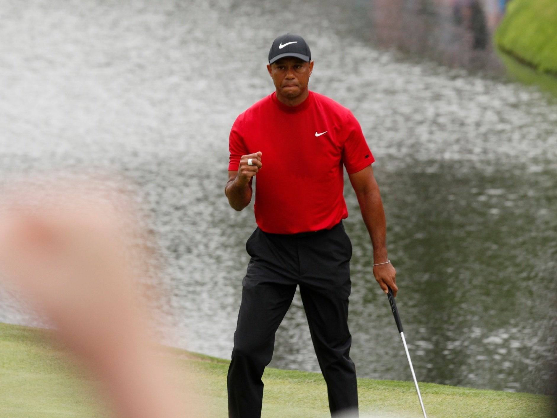 Woods makes a crucial birdie at the 16th